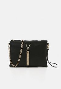 Črni usnjeni kvačkaj z zadrgo spredaj, zlato verižico in okrasnim cofkom. Teksturirana površina in elegantna pravokotna oblika.