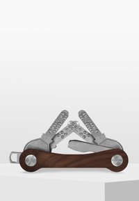 Multiverktyg med ett trähandtag och flera verktyg i rostfritt stål, med mönstrade grepp och en kompakt, vikbar design.