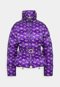 Paarse pufferjas met een hoge kraag, gouden ritssluiting, ceintuur in de taille en een herhalend lichtkleurig logopatroon overal.