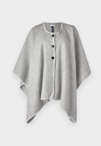 Poncho de lã cinza com gola redonda, três botões pretos e detalhes brancos cosidos ao longo das bordas. Textura suave e corte solto.