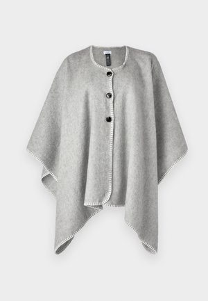 Poncho en laine grise avec un col rond, trois boutons noirs et des détails brodés blancs le long des bords. Texture douce et coupe ample.