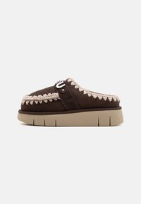 BOUNCE CLOG METAL LOGO - Natikače - mocha