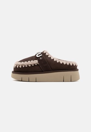 BOUNCE CLOG METAL LOGO - Mules - mocha