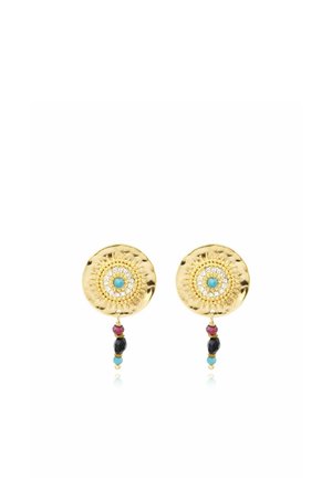 Boucles d’oreilles rondes dorées avec un motif texturé en forme de rayons de soleil, pierre centrale turquoise, entourée de petits cristaux transparents et de gouttes de perles multicolores.