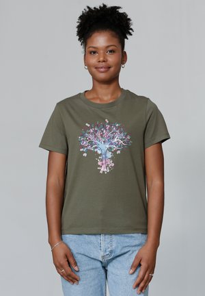 Olijfgroene katoenen t-shirt met een kleurrijke boom graphic ontwerp met roze en blauwe accenten, korte mouwen en een ontspannen pasvorm.