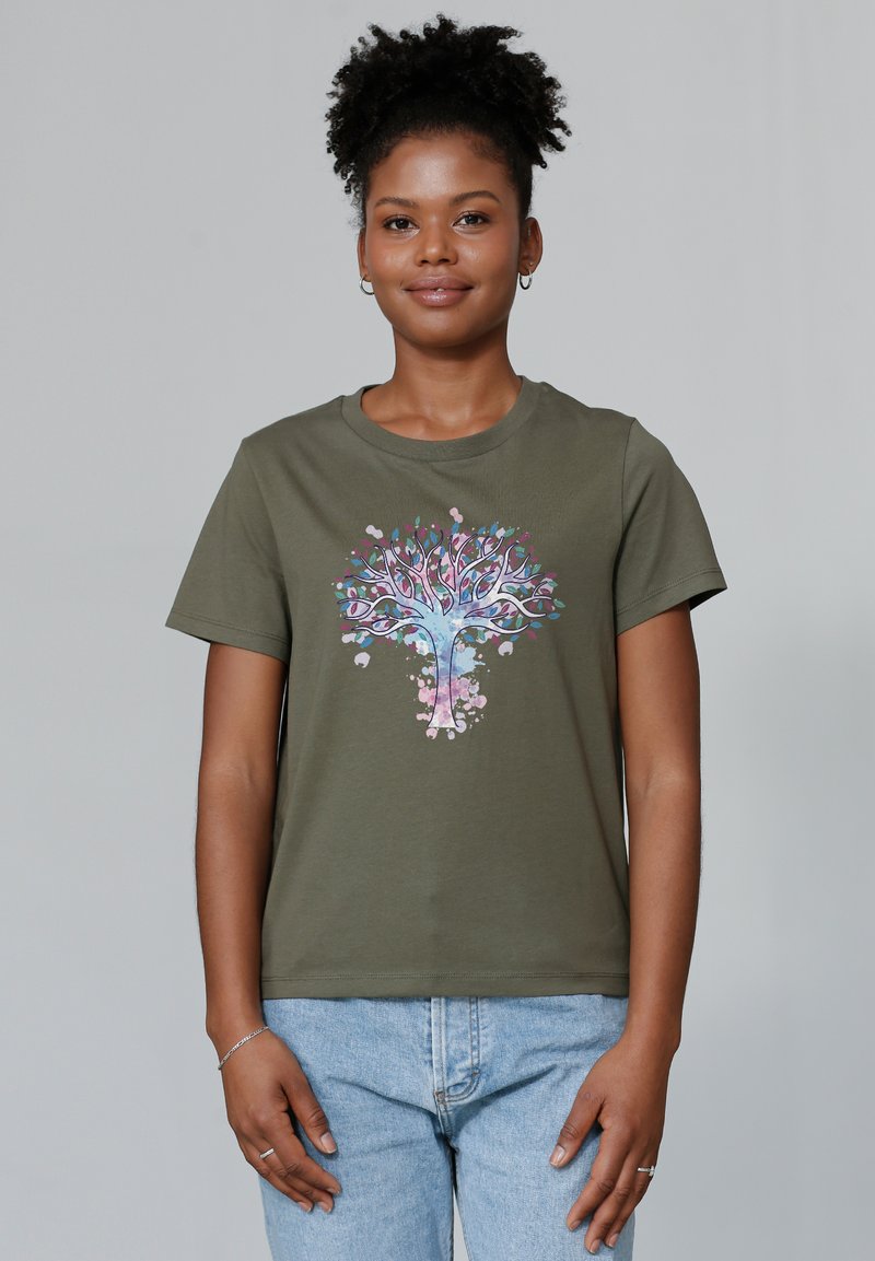 Olijfgroene katoenen t-shirt met een kleurrijke boom graphic ontwerp met roze en blauwe accenten, korte mouwen en een ontspannen pasvorm.