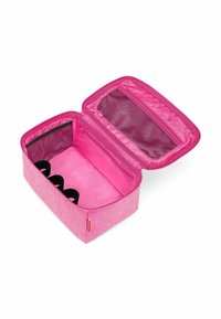 Funda de almacenamiento de tela rosa con un exterior texturizado, cierre con cremallera y bolsillo de malla. El interior tiene un forro suave y compartimentos para los artículos.