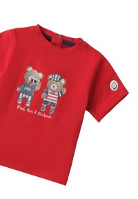 Camiseta de algodón roja con dos personajes de osos. Uno viste una camiseta azul con la palabra "MINI", el otro tiene estampado a rayas y detalles de mezclilla. Mangas cortas.