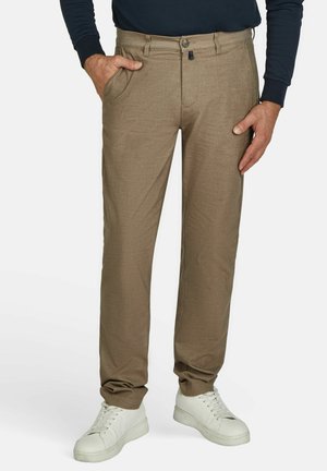 Beige Hosen mit strukturiertem Finish, im geraden Schnitt, mit seitlichen Taschen und einem Knopfverschluss, kombiniert mit weißen Sneakers.
