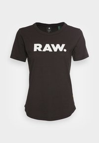 Černé bavlněné tričko s kulatým výstřihem, krátkými rukávy a tučným bílým nápisem "RAW." na přední straně. Hladká textura, volný střih.