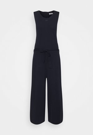 Ærmeløs sort jumpsuit med vide ben, rund halsudskæring, en lille brystlomme og et bælte til at binde i taljen.