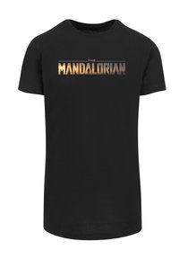 Svart bomull t-skjorte med teksten "THE MANDALORIAN" i gradient metalliske farger over forsiden. Kortermet design med rund hals.