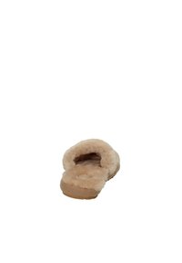Pantofole beige con schienale aperto, caratterizzate da una morbida texture pelosa, un plantare imbottito e una suola piatta e resistente. Design semplice senza ulteriori dettagli.