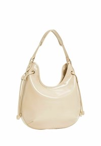 Borsa hobo in pelle beige lucida con forma curvata, una sola tracolla e dettagli con coulisse sui lati per la chiusura.