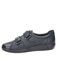 Scarpe in pelle blu scuro con due fibbie in velcro regolabili, punta rotonda e superficie texturizzata, dotate di suola imbottita per maggiore comfort.