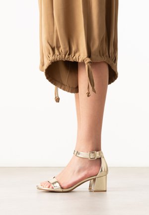 sacha, SANDALETTEN MIT LEOPRINT UND BLOCKABSATZ - Sandals - gold