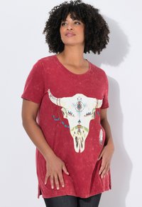 Rood T-shirt met korte mouwen en een ruime pasvorm, voorzien van een grafische afbeelding van een ossekop met kleurrijke accenten en een veerdetail.