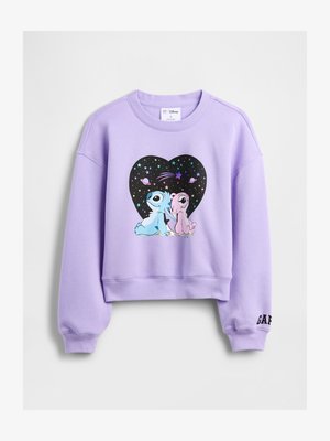 Fliederfarbenes Sweatshirt mit einer herzförmigen Weltraumszene, auf der blaue und rosa Comic-Wesen Rücken an Rücken unter Sternen und Planeten sitzen.