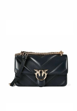 Sac bandoulière noir en cuir matelassé avec une chaîne dorée en bandoulière et un fermoir en forme d'oiseau doré sur le rabat avant.