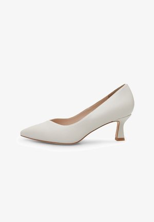 Zapato de tacón blanco con punta afilada, que presenta un material de cuero liso, un tacón bajo y un forro interior beige. Diseño simple y elegante.