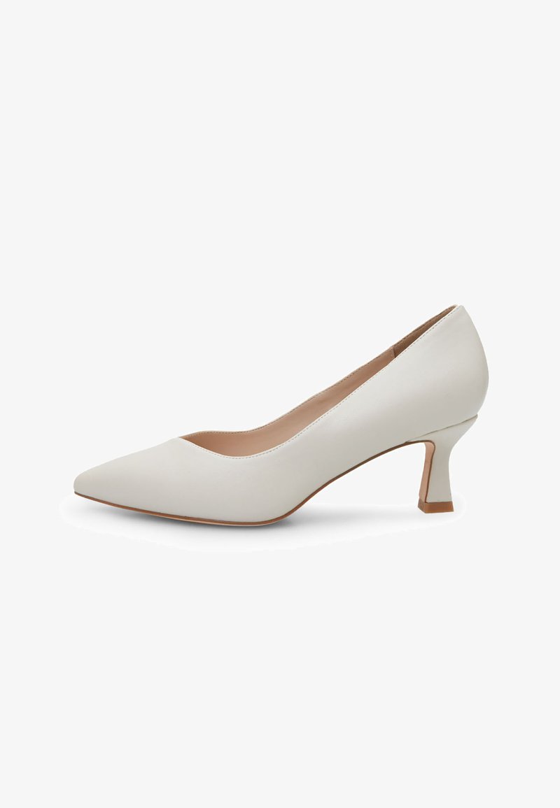 Valged terava ninaga kontsad, mis on valmistatud siledast nahast, madala plokiauguga kontsaga ja beeži sisekattega. Lihtne ja elegantne disain.