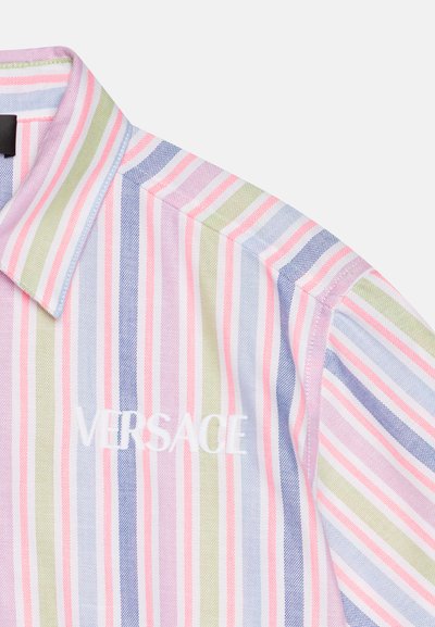 Stripet skjorte i rosa, grønn og blåtoner; har kontrastkrage og brodert "VERSACE"-logo i hvitt. Laget av bomull.