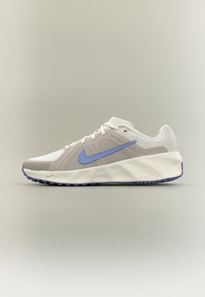 Fehér és világosszürke futócipő kék Nike logóval, vastag talppal és Comforday felirattal, semleges háttéren bemutatva.