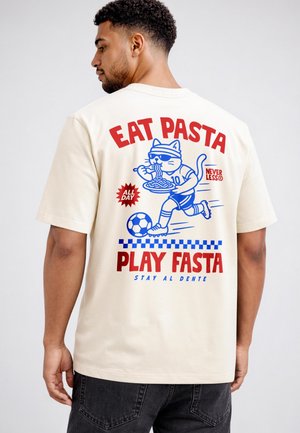 Neverless, HERREN T-SHIRT - FUSSBALL DESIGN SPRUCH KATZE PASTA - OVERSIZED - Print T-shirt - hell-beige