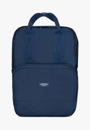 Tengerészkék hátizsák, amely textilből készült, két felső fogantyúval, egy elülső cipzáras zsebbel és téglalap alakú; márkás címkével rendelkezik.