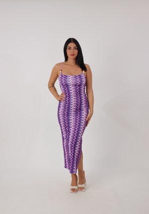 Lila gemustertes Kleid mit Spaghettiträgern, das ein wellenförmiges Design in verschiedenen lila Tönen zeigt, und einen hohen seitlichen Schlitz. Strukturierter Stoff.