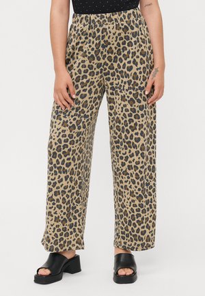 Leopardprint wijde broek gemaakt van ademende stof met een elastische tailleband. Het ontwerp heeft een beige basis met zwarte en bruine vlekken.