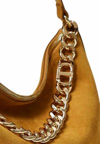 Borsa a spalla in suede giallo senape con tracolla in metallo dorato e chiusura con zip, caratterizzata da una texture liscia e accenti di hardware audaci.