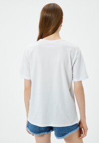 Koton - T-shirt z nadrukiem