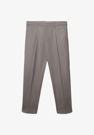 Grau zugeschnittene Hose mit glatter Textur, ausgestattet mit vorderen Falten, Seitentaschen und einer schmalen Silhouette. Keine sichtbaren Muster oder Akzente.