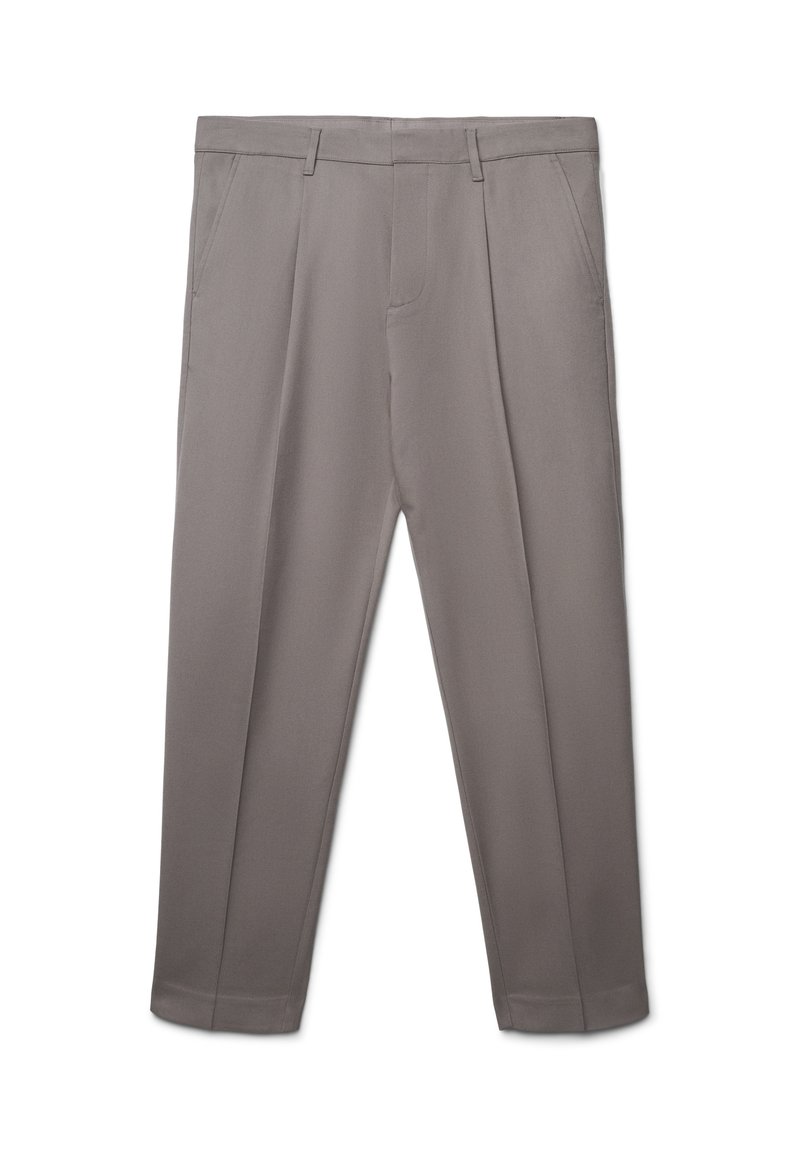 Pantaloni grigi su misura con una texture liscia, dotati di pieghe frontali, tasche laterali e una silhouette affusolata. Nessun motivo o accenti visibili.