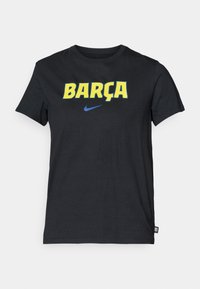 Μαύρο βαμβακερό T-shirt με κίτρινο κείμενο "BARÇA" και μπλε λογότυπο Nike. Κοντά μανίκια και κανονική εφαρμογή.