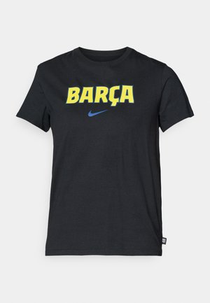 Melna kokvilnas T-kreklu ar dzeltenu "BARÇA" tekstu un zilu Nike logo. Īsas piedurknes un standarta piegriezums.