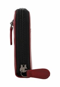 Portafoglio zip rosso e nero, con una finitura texturizzata, base piatta, hardware della cerniera in argento e un tirante in pelle per un accesso facile.