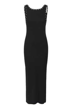 Vestido maxi preto sem mangas com uma silhueta ajustada, apresentando tachas metálicas ao longo das costuras dos ombros e um tecido suave e texturizado.