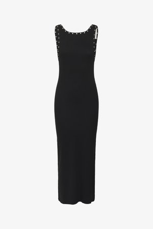 Czarna, bezrękawnikowa sukienka maxi o dopasowanym kroju, z metalowymi ćwiekami wzdłuż szwów ramion i gładkim, teksturowanym materiałem.