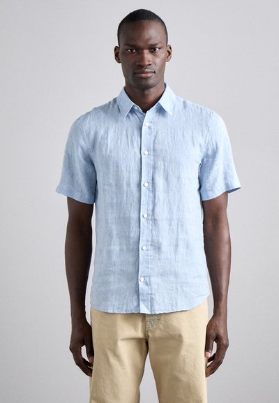 Camisa de lino de manga corta en azul claro con cuello abotonado, tapeta frontal con botones blancos, tejido texturizado y corte relajado.