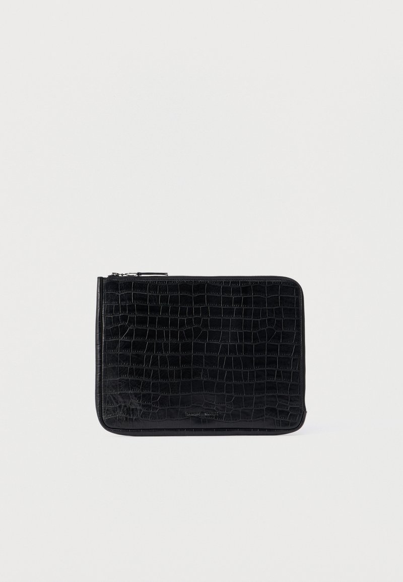 Pochette en cuir noir texturé avec un motif crocodile, équipée d'une fermeture éclair et d'une forme rectangulaire élégante.