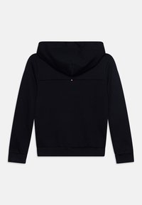 Felpa con cappuccio nera in morbido tessuto e polsini a coste, con un piccolo dettaglio della bandiera sul retro, progettata per una vestibilità rilassata.