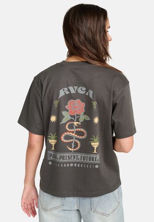 Kullgrå bomulls-T-skjorte med rygggrafikk: en rose, slange, og tekst "FORTID. NÅTID. FRAMTID." trykt i fargerike design. Løs passform, korte ermer.