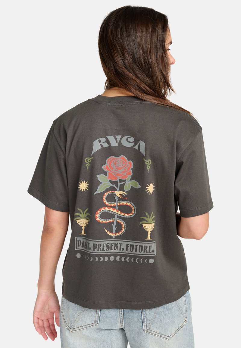 Čierny bavlnený T-shirt s grafickým potlačou na chrbte: ruža, had a text "MINULOSŤ. PRÍTOMNOSŤ. BUDÚCNOSŤ." vytlačené v farebných dizajnoch. Voľný strih, krátke rukávy.