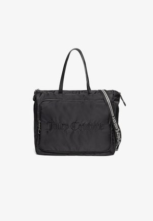 Sac fourre-tout noir en nylon avec deux poignées, fermeture zippée, poche avant arborant le texte "Juicy Couture" en relief noir, et bandoulière réglable.