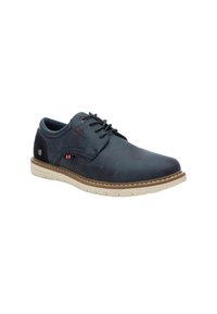 Zapatos de cuero azul con cordones, de textura suave, con puntera redonda, suela de goma beige y costuras en acento rojo en la parte superior.