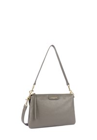 Borsa in pelle grigia con una texture liscia, logo dorato sul davanti e una tracolla removibile. Presenta una chiusura con zip.