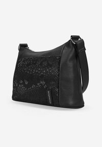 Bolso de mano de cuero negro con un patrón texturizado de piel de serpiente en un lado, fondo plano y una correa larga y ajustable. Presenta una etiqueta de marca.