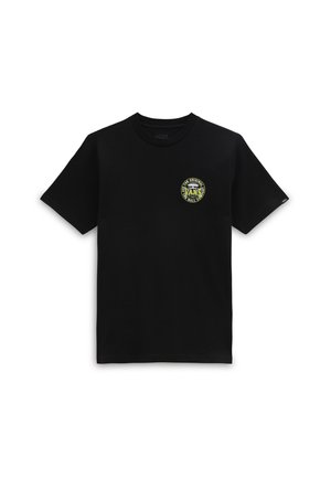 Czarny t-shirt z krótkim rękawem z małym, okrągłym, żółto-czarnym logo Vans na lewej piersi oraz małą metką Vans na lewym rękawie.